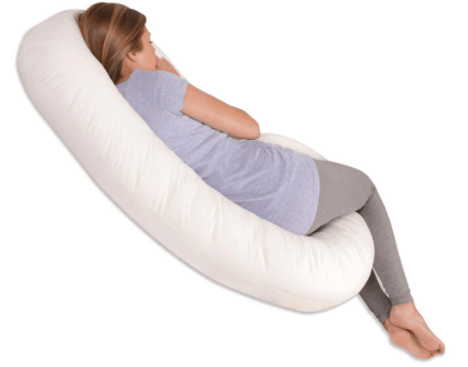 A pregnant leady is sleeping on white pregnancy pillow and wearing the light blue t-shit